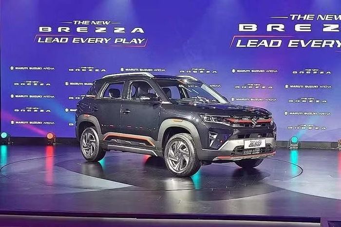 Phiên bản nâng cấp của Suzuki Brezza năm 2026 mang đến những cập nhật cần thiết để bắt kịp với các đối thủ giàu công nghệ và đáp ứng nhu cầu an toàn của người mua. Phần đầu xe Brezza trông tươi mới hơn nhờ cản trước được thiết kế sắc sảo hơn, với đường viền tinh tế hơn thể hiện phiên bản và động cơ bên dưới nắp ca-pô.