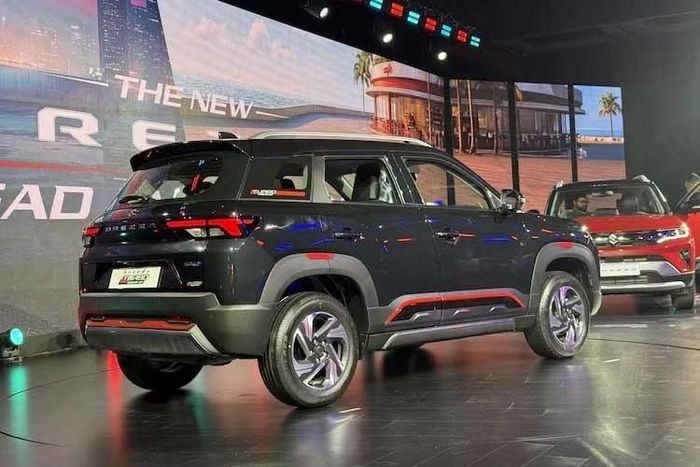 Thuộc phân khúc SUV cỡ A, Brezza chia sẻ chung chiều dài tổng thể và nhóm khách hàng mục tiêu với mẫu xe anh em Suzuki Fronx. Tuy nhiên, xét về trang bị, Brezza không đa dạng tính năng như người anh em. Một số đối thủ khác của mẫu xe này có thể kể tới như Kia Sonet, Hyundai Venue hay Toyota Raize.