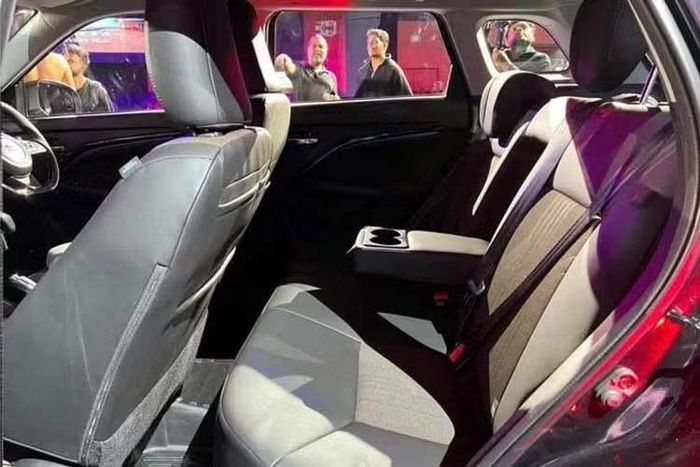 Phiên bản Brezza 2026 được trang bị nhiều tính năng bao gồm hệ thống thông tin giải trí màn hình cảm ứng 10,1 inch với Android Auto và Apple CarPlay không dây, ghế trước thông gió, bộ lọc không khí cabin PM 2.5, hệ thống âm thanh Arkamys 6 loa, điều hòa tự động, cửa sổ trời toàn cảnh, màn hình hiển thị thông tin trên kính chắn gió, bộ sạc không dây và công nghệ xe kết nối.