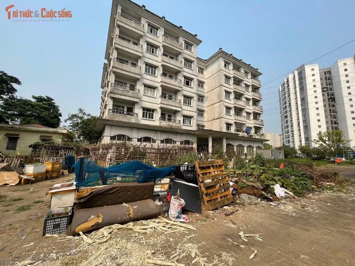 Nhìn từ bên ngoài, nhiều hạng mục của công trình đã không còn giữ được diện mạo ban đầu. Các mảng tường xuất hiện tình trạng bong tróc, rêu mốc và loang lổ sau nhiều năm chịu tác động của thời tiết.