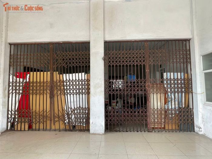 Nhiều lối ra vào của các tòa nhà trong tình trạng đóng kín, không có dấu hiệu được sử dụng. Qua quan sát, khu vực này vắng bóng người sinh hoạt hay hoạt động quản lý thường xuyên.