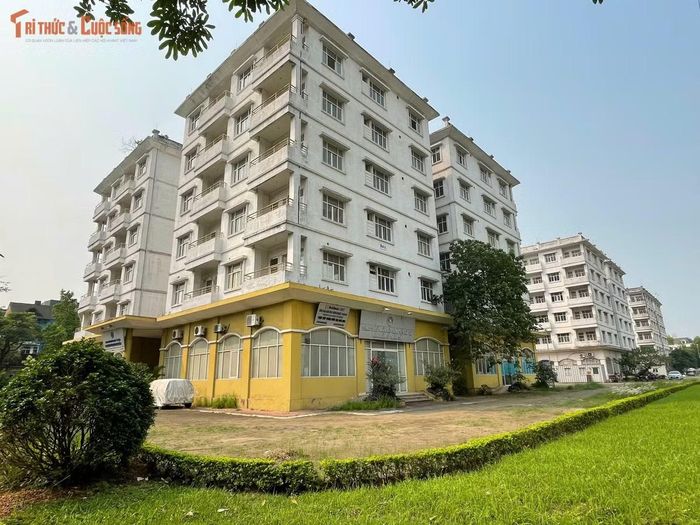 Ba tòa nhà tái định cư N03, N04 và N05 tại Khu đô thị Sài Đồng (phường Phúc Đồng, Hà Nội) được xây dựng trong giai đoạn 2001-2006 nhằm phục vụ tái định cư tại chỗ cho các hộ dân thuộc dự án mở rộng phố Sài Đồng. Tuy nhiên, đến nay công trình vẫn chưa được đưa vào khai thác.