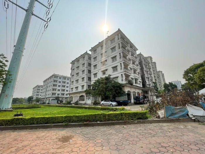 Sau gần 20 năm kể từ khi hoàn thành xây dựng, ba tòa nhà tái định cư N03, N04 và N05 vẫn chưa được cải tạo, phá dỡ hoặc đưa vào sử dụng. Việc công trình nhiều năm chưa phát huy công năng tiếp tục đặt ra bài toán về hiệu quả khai thác quỹ nhà tái định cư trên địa bàn Hà Nội.