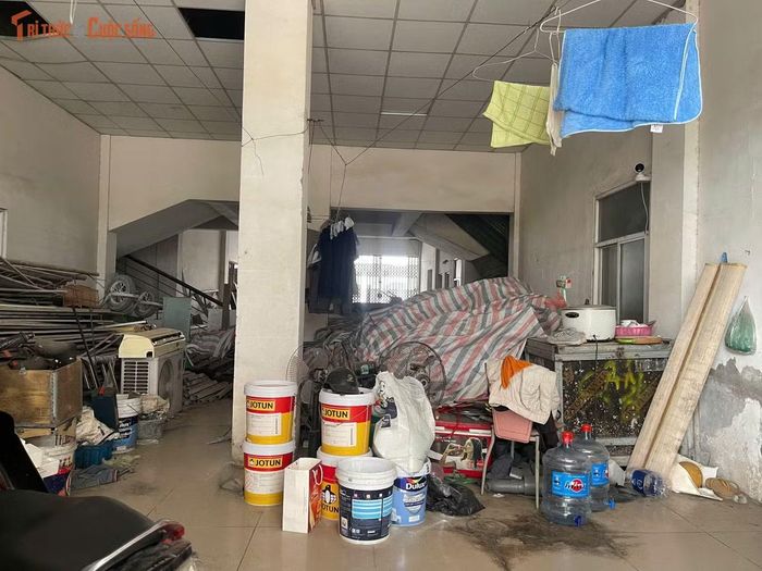 Theo ghi nhận của phóng viên, khu vực tầng 1 của một trong ba tòa nhà hiện bị chiếm dụng làm nơi chứa đồ. Bên trong tập kết nhiều vật liệu xây dựng, đồ dùng cũ và các vật dụng khác được chất đống, để lộn xộn.