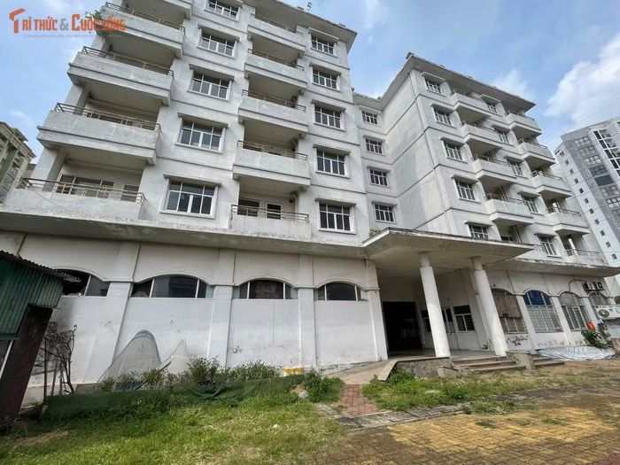 Năm 2017, Công ty Cổ phần Xây dựng số 3 Hà Nội (HANCO3) đã có văn bản đề nghị UBND TP Hà Nội cho phép phá dỡ toàn bộ ba tòa nhà để xây dựng dự án mới phục vụ tái định cư. Sau đó, Thành ủy Hà Nội ban hành Văn bản số 1274 ngày 18/7/2017, yêu cầu nghiên cứu hai phương án gồm cải tạo khu nhà để làm nhà ở xã hội hoặc phá dỡ toàn bộ để xây dựng quỹ nhà mới.