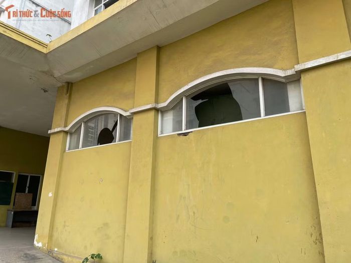 Nhiều ô cửa kính tại các tòa nhà đã bị vỡ, để lộ phần bên trong công trình. Một số vị trí không còn nguyên hiện trạng, cho thấy dấu vết xuống cấp sau nhiều năm không được khai thác.