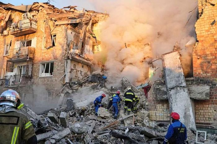 Theo người phát ngôn của lực lượng Phòng không Ukraine, Đại tá Yuriy Ignat, một tên lửa đã bị đánh chặn, và hai tên lửa khác bắn trúng khu phức hợp nơi sự kiện đang diễn ra. Tuy nhiên, Bộ Tổng tham mưu Quân đội Ukraine đã phủ nhận mọi sự liên quan đến cuộc triển lãm, tuyên bố rằng họ không liên quan gì, và đó không phải là triển làm quốc phòng, mà là một triển lãm dân sự.