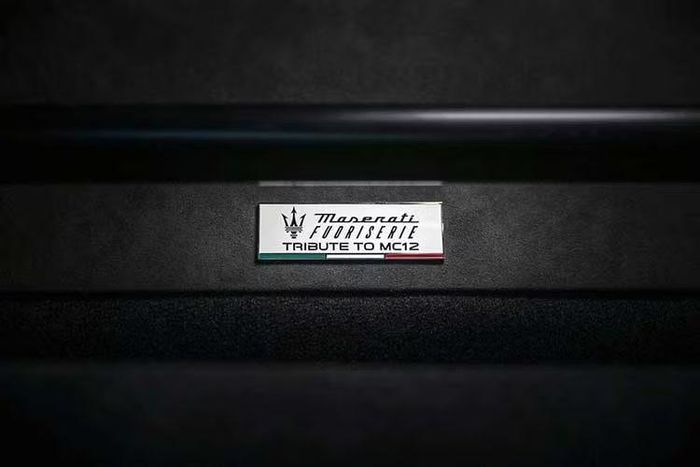 Đường chỉ khâu màu vàng xuất hiện trên vô lăng của chiếc siêu xe Maserati MC20 GT2 Stradale độc nhất vô nhị này, mặt táp-lô, bệ trung tâm và táp-pi cửa, kết hợp các chi tiết ốp sợi carbon cùng bảng tên "Tribute to MC12".