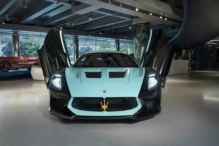Tuy nhiên, đây là lần đầu tiên màu sơn này được áp dụng cho GT2 Stradale. Ngoài cách phối màu đặc biệt, xe còn được trang bị gói khí động học bằng sợi carbon sơn bóng, bộ mâm khóa tâm màu đen Anodized Black và cùm phanh màu vàng tương phản.