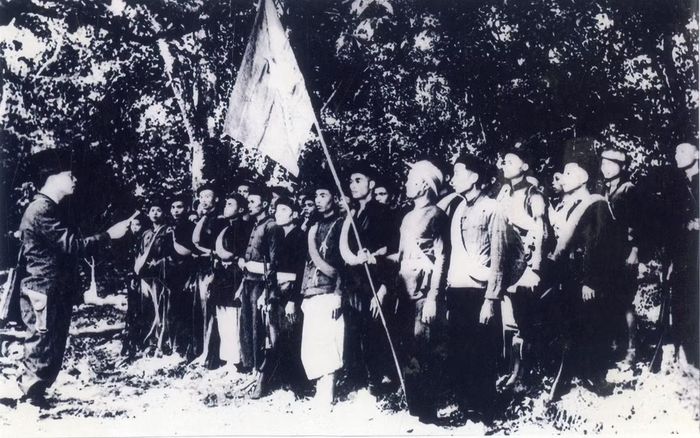 Lễ thành lập Đội Việt Nam Tuyên truyền Giải phóng quân tại khu rừng Trần Hưng Đạo, huyện Nguyên Bình, tỉnh Cao Bằng, ngày 22/12/1944. Ảnh: Bảo tàng lịch sử.