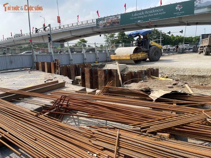 Theo thiết kế, công trình có chiều dài khoảng 600 m theo hướng Vĩnh Tuy - Long Biên và ngược lại, gồm đoạn hầm kín, hầm hở, hệ thống tường chắn cùng các tuyến đường dẫn kết nối với hạ tầng giao thông hiện hữu.