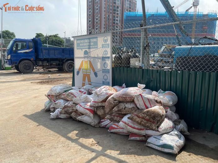 Việc thi công được triển khai ngay tại nút giao Cổ Linh - cầu Vĩnh Tuy, nơi có lưu lượng phương tiện lớn, vì vậy các hạng mục được thực hiện theo từng giai đoạn nhằm bảo đảm tiến độ và hạn chế ảnh hưởng đến việc đi lại của người dân.