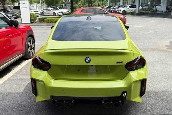 Với mức giá niêm yết từ 4,099 tỷ đồng, BMW M2 sẽ cạnh tranh cùng Porsche 718 Cayman, mẫu xe hiện có giá khởi điểm từ 4,050 tỷ đồng tại Việt Nam. Đây đều là mức giá chưa bao gồm các tùy chọn cá nhân hóa cũng như các khoản thuế và chi phí lăn bánh...