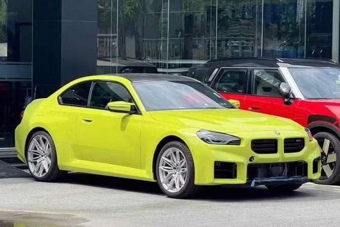 Một chiếc BMW M2 thế hệ mới (mã G87) vừa có mặt tại đại lý chính hãng Việt Nam với màu sơn vàng Sao Paulo Yellow. Theo phía đại lý, giá bán cơ sở cho bản tiêu chuẩn là 4,099 tỷ đồng. Trước đó, chiếc xe thể thao này từng xuất hiện tại trung tâm thử nghiệm khí thải ở Hà Nội.