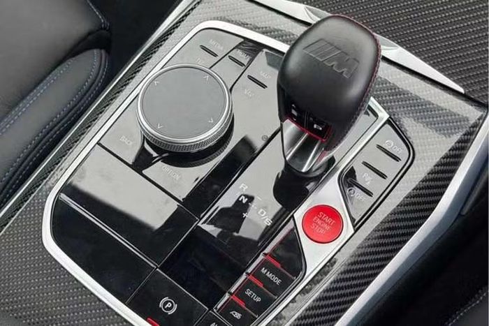 Ngoài ra, BMW còn trang bị cho M2 thế hệ mới hệ thống treo Adaptive M, vi sai M Sport, phanh hiệu năng cao M cùng gói công nghệ M Drive Professional nhằm nâng cao khả năng vận hành trên đường đua.