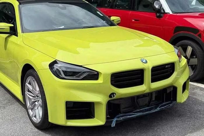 Phía sau xe gây chú ý với cụm bốn ống xả đặc trưng của dòng M, kết hợp bộ khuếch tán gió và cánh gió nhỏ trên nắp khoang hành lý. Xe sử dụng bộ mâm M kiểu 930 kích thước 19 inch phía trước đi kèm lốp 275/35R19 và 20 inch phía sau đi kèm lốp 285/30R20.