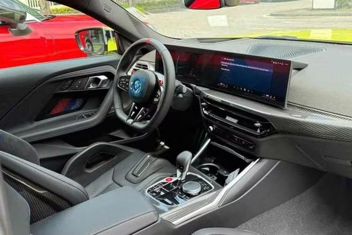 Bên trong khoang cabin của BMW M2 G87 mới nổi bật với màn hình cong tích hợp hệ điều hành BMW Operating System 8.5. Chiếc xe tại đại lý được trang bị ghế M Carbon Bucket với bề mặt kết hợp Alcantara và Sensatec, đi cùng các chi tiết trang trí bằng sợi carbon.