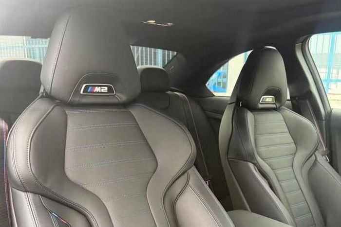 Sức mạnh của BMW M2 G87 đến từ động cơ S58 6 xi-lanh thẳng hàng, dung tích 3.0L TwinPower Turbo, sản sinh công suất tối đa 480 mã lực và mô-men xoắn cực đại 600 Nm. Động cơ kết hợp hộp số tự động và hệ dẫn động cầu sau, cho phép xe tăng tốc từ 0-100 km/h trong 4 giây trước khi đạt tốc độ tối đa giới hạn ở 250 km/h.