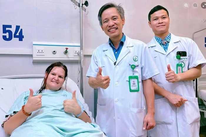 Niềm vui của người bệnh và các bác sĩ sau ca phẫu thuật - Ảnh BVCC