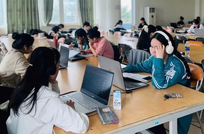 Ngoài đọc sách, nhiều học sinh tranh thủ ôn tập, học bài tại Thư viện tỉnh Hà Tĩnh trong những ngày nghỉ hè.