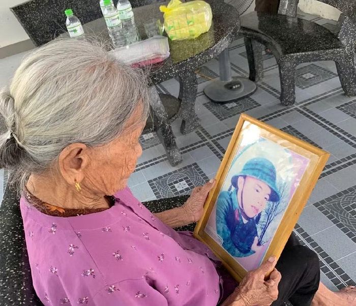 Ở tuổi 95, mẹ liệt sĩ Nguyễn Xuân Vinh chỉ mong một lần được thắp hương trên mộ phần của con trước lúc nhắm mắt xuôi tay.