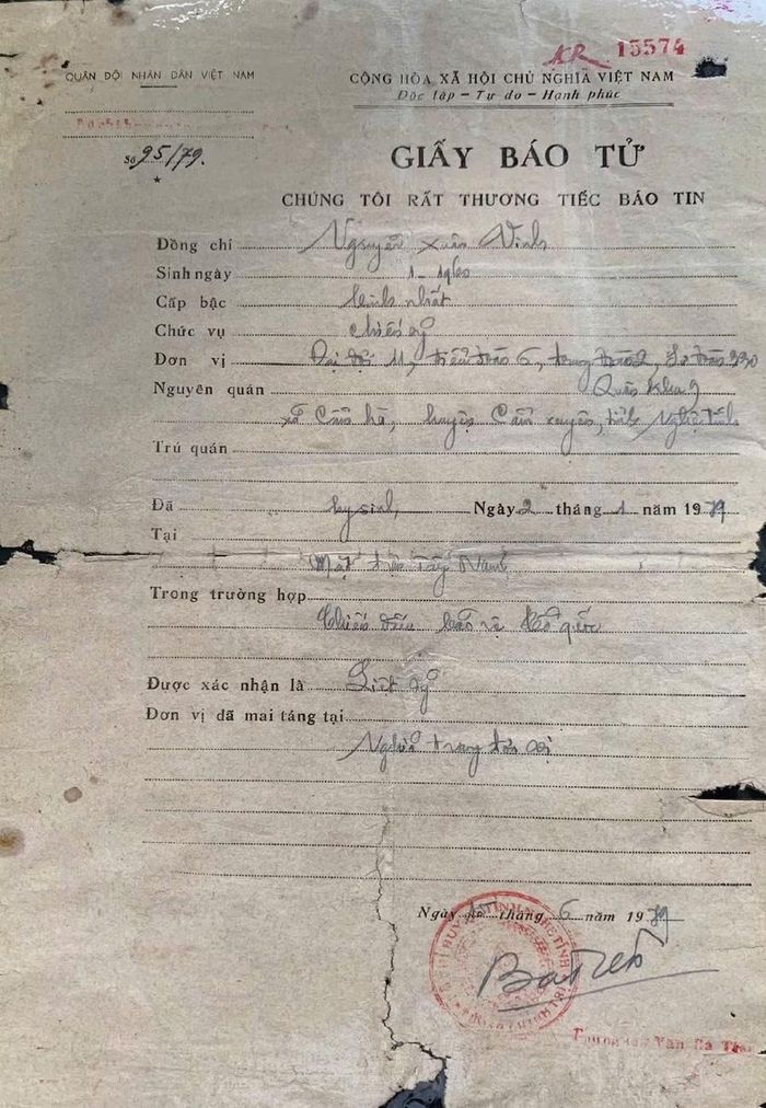 Giấy báo tử - một trong những kỷ vật ít ỏi của liệt sĩ Nguyễn Xuân Vinh được gia đình nâng niu, gìn giữ suốt gần nửa thế kỷ.