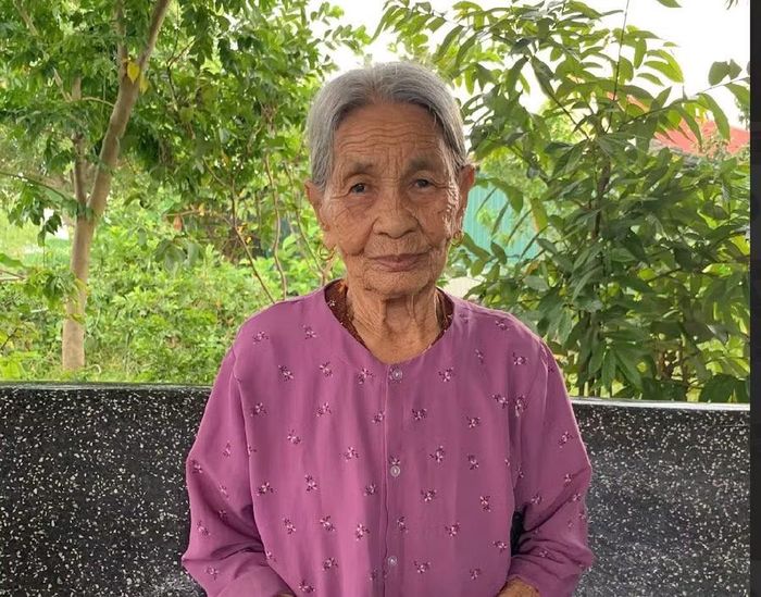 Bà Nguyễn Thị Hoét - mẹ liệt sĩ Nguyễn Xuân Vinh (xã Cẩm Hưng, Hà Tĩnh).