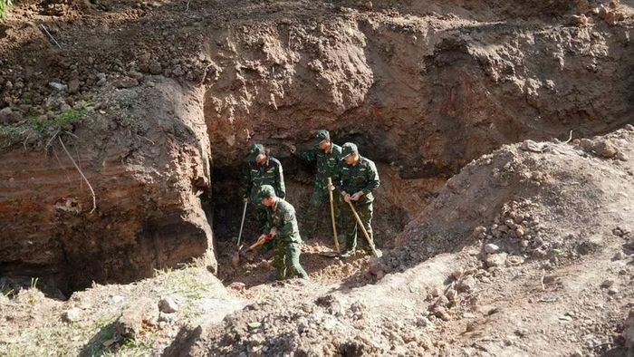 Lực lượng quy tập hài cốt tại Công viên Lê Thị Riêng.