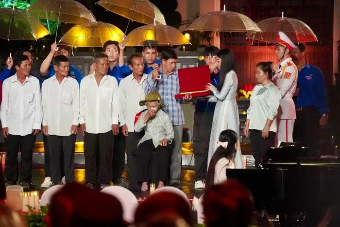 Bà Nguyễn Thị Lệ cùng gia đình liệt sĩ Huỳnh Văn Quên nhận lại di vật.
