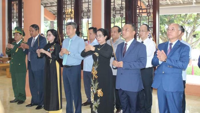 Lãnh đạo tỉnh Đắk Lắk dâng hương tại Đền thờ Liệt sĩ tỉnh. (Ảnh: Thế Hùng)