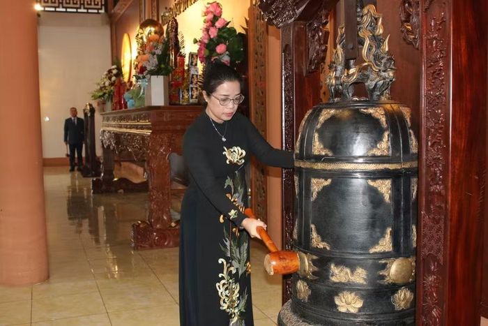 Phó Bí thư Tỉnh ủy Huỳnh Thị Chiến Hòa thực hiện nghi thức gióng chuông tưởng niệm. (Ảnh: Thế Hùng)