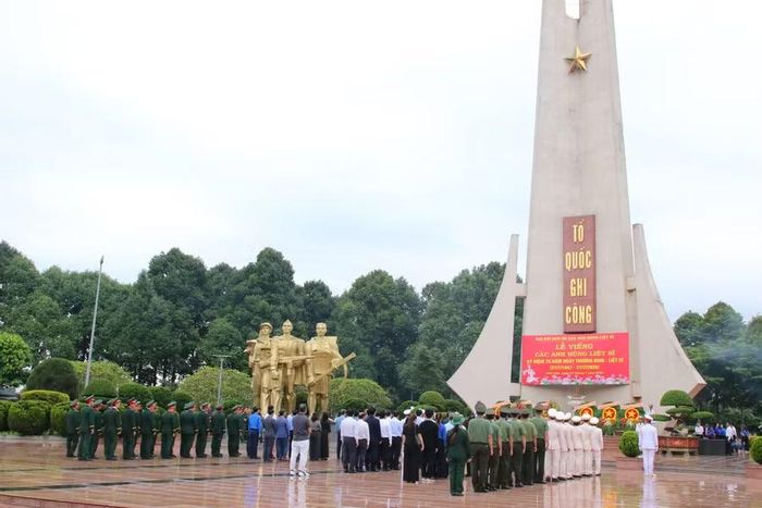 Buổi lễ diễn ra trong không khí trang nghiêm. (Ảnh: Thế Hùng)