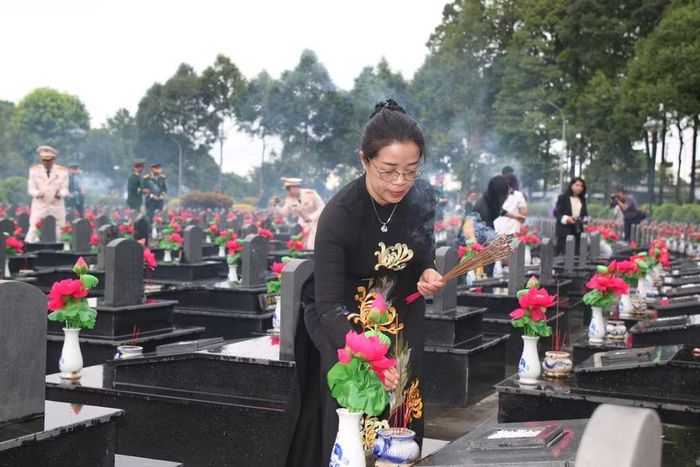 Phó Bí thư Tỉnh ủy Huỳnh Thị Chiến Hòa thắp hương tưởng nhớ, tri ân các Anh hùng liệt sĩ. (Ảnh: Thế Hùng)