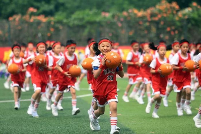 Vận động thường xuyên giúp học sinh giảm áp lực học tập.