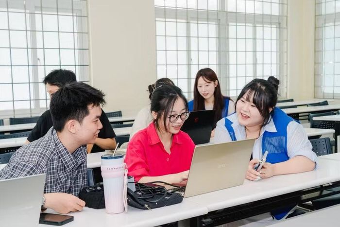 Sinh viên quốc tế cùng tham gia chương trình Trường hè Công nghệ thông tin 2026 tại Trường Đại học Sư phạm - Đại học Đà Nẵng. Ảnh: NTCC