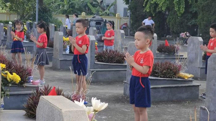 Những thế hệ măng non được giáo dục về truyền thống "Uống nước nhớ nguồn" từ sớm.