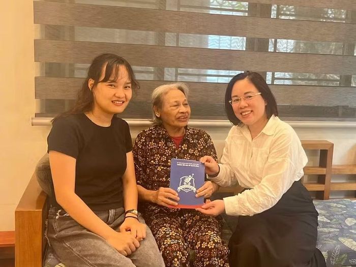 Đại diện Trường Tiểu học Đô thị Sài Đồng thăm và tặng quà gia đình chính sách.