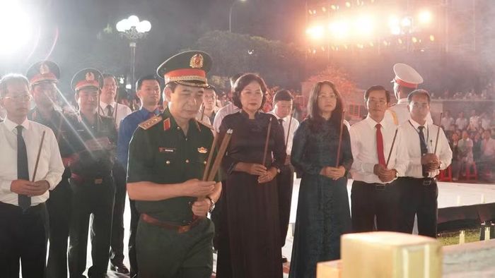 Lãnh đạo Đảng và Nhà nước dâng hương tri ân liệt sĩ.