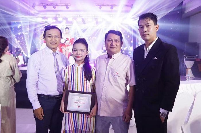 Thạc sĩ Nguyễn Thanh Phú (trái), thành viên Ban Giám khảo, cùng ông Ngô Anh Minh chúc mừng Quán quân Nguyễn Quỳnh My và gia đình.