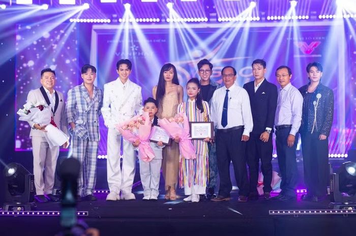 Ban Tổ chức và Ban Giám khảo chụp ảnh cùng các thí sinh.
