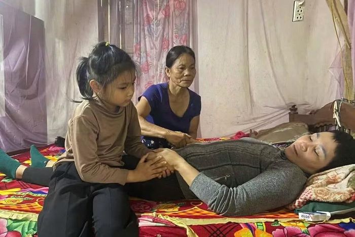 Căn bệnh ung thư quái ác khiến chị Thương suy sụp về tinh thần lẫn kiệt quệ về kinh tế.