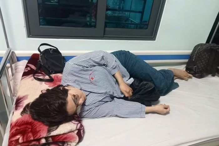 Một mình chị Thương lặn lội ra bệnh viện Hà Nội để xạ trị hóa chất.