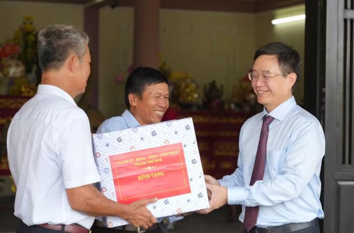 Lãnh đạo TP Huế tặng quà động viên cán bộ, nhân viên làm nhiệm vụ quản lý, chăm sóc Nghĩa trang Liệt sĩ TP Huế.