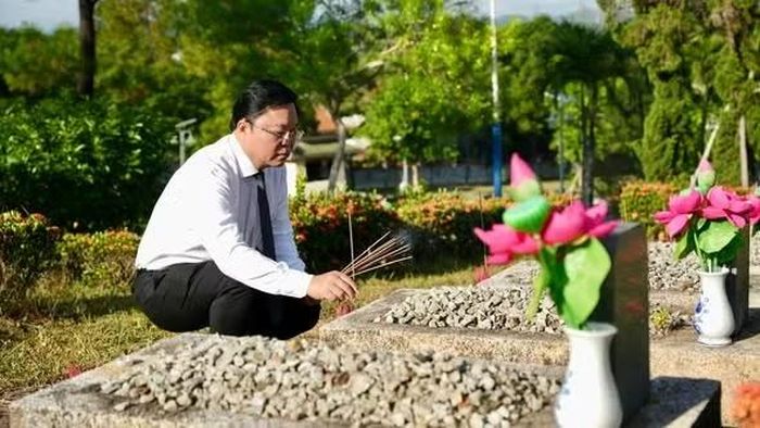 Ông Lê Trí Thanh, tân Chủ tịch UBND TP Huế thành kính dâng hương tưởng niệm các Anh hùng liệt sĩ.