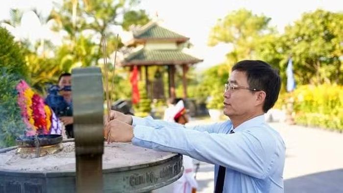 Ông Nguyễn Đình Trung, Ủy viên Ban Chấp hành Trung ương Đảng, Bí thư Thành ủy Huế thành kính dâng hương tưởng niệm các Anh hùng liệt sĩ.