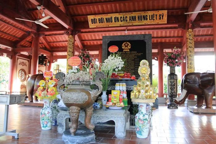 Ngôi mộ chung ghi tên tuổi của 13 chiến sĩ TNXP anh hùng.