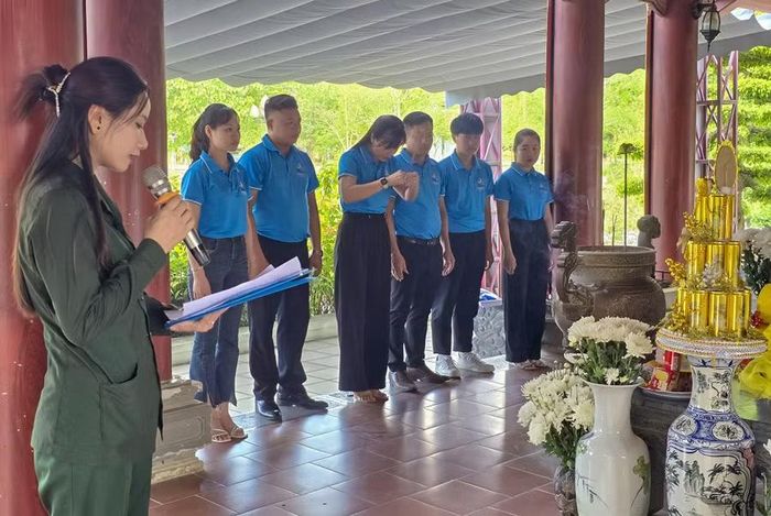 Du khách nghe hướng dẫn viên thuyết minh về lịch sử, câu chuyện về Tiểu đội thép, những anh hùng ngã xuống trên mảnh đất Truông Bồn.