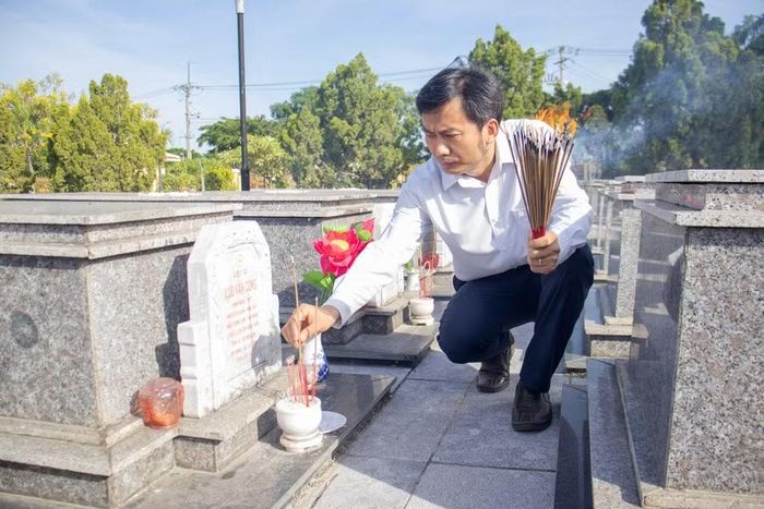 TS Trần Văn Anh, Hiệu trưởng Trường Cao đẳng Đại Việt Đà Nẵng thắp hương tại phần mộ các liệt sĩ.
