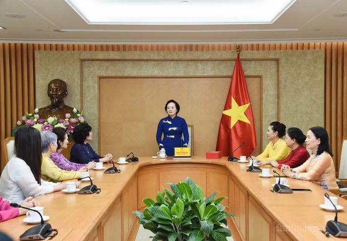 Phó Thủ tướng Phạm Thị Thanh Trà gặp mặt Hiệp hội Văn hóa Áo dài Việt Nam - Ảnh: VGP.