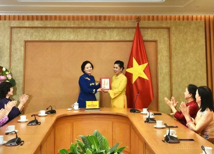 Phó Thủ tướng mong muốn các hội viên tiếp tục phát huy vai trò trong việc gìn giữ, tôn vinh và quảng bá tà áo dài Việt Nam - Ảnh: VGP.